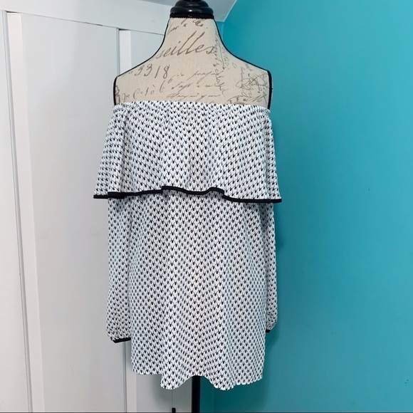 VINCE CAMUTO Droplet Geo Ruffled Off Shoulder Top - Picture 3 of 7